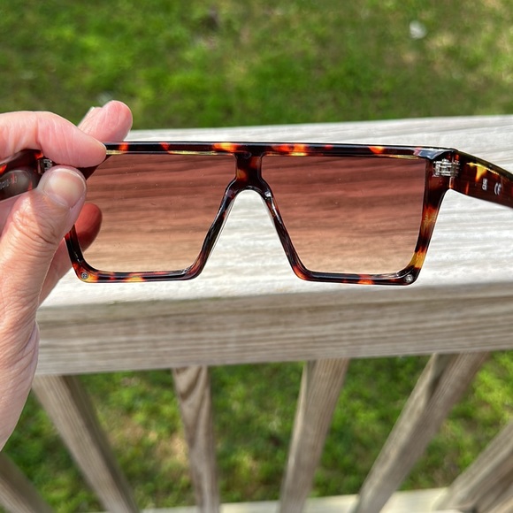 Chic Sunglasses - Picture 3 of 7